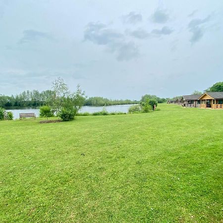 Reeds Lodge, Lake Pochard South Cerney Exterior photo