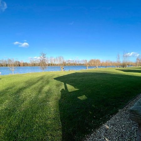 Reeds Lodge, Lake Pochard South Cerney Exterior photo
