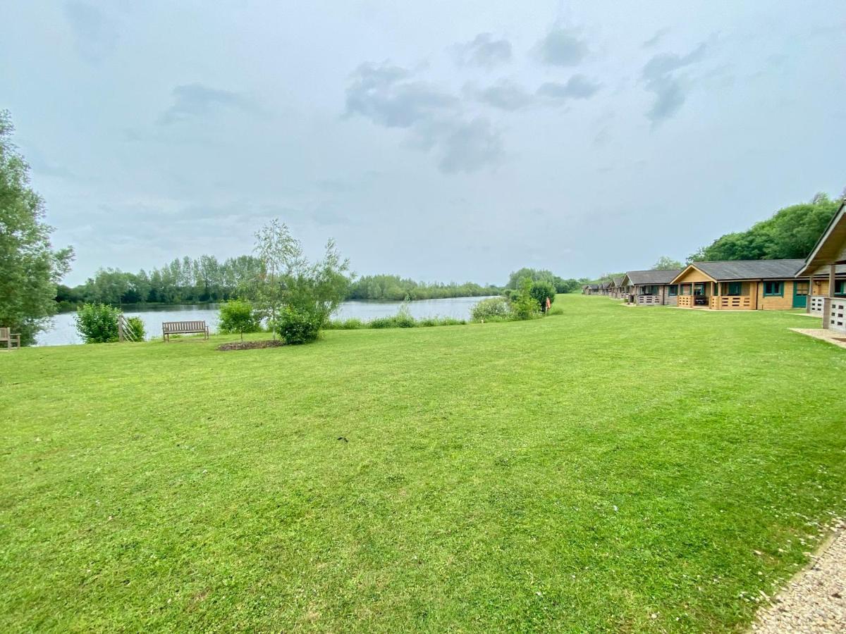 Reeds Lodge, Lake Pochard South Cerney Exterior photo